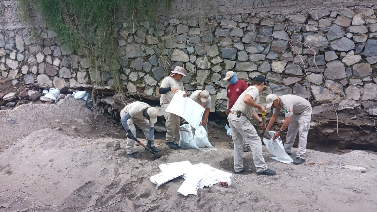 PROTECCIÓN CIVIL Y BOMBEROS DE SAN PEDRO TLAQUEPAQUE REFUERZA ZONA DEL ARROYO SECO